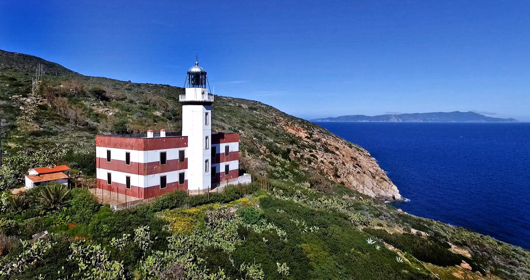 Veduta del Faro di Capel Rosso sull’Isola del Giglio.