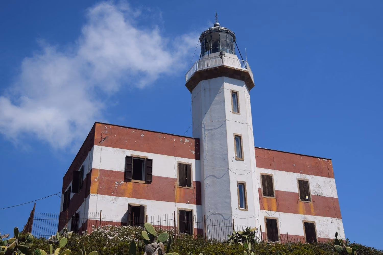 Veduta del Faro di Capel Rosso sull’Isola del Giglio.